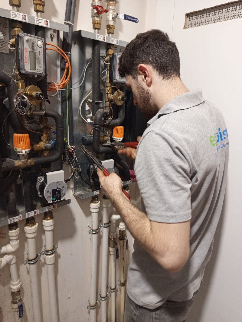 İstasyon Servis teknisyeni kat istasyonu bakımı yapıyor